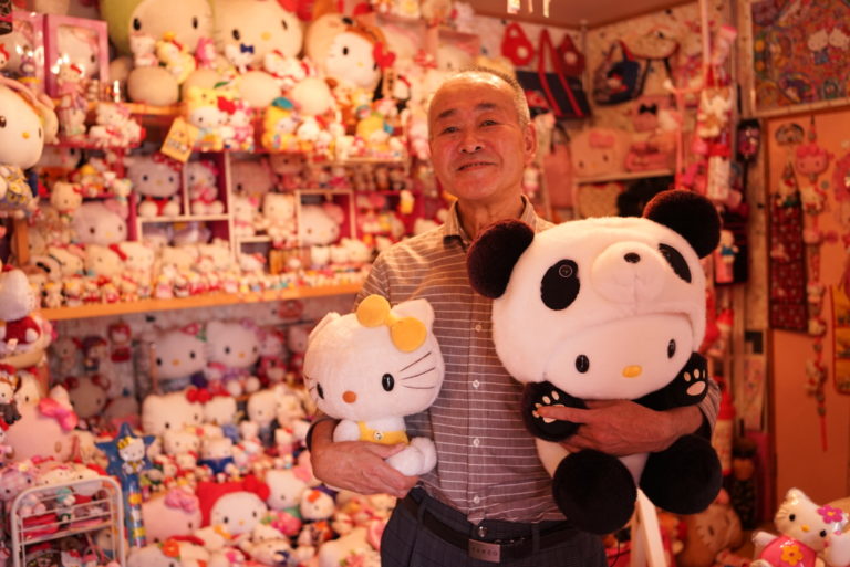 Gunji San bersama koleksi Hello Kitty